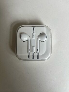 APPLE NWOT Wired Earbuds, Headphones with Mic